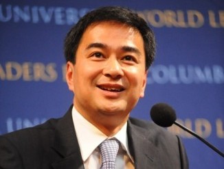 Prime Minister Abhisit responds to questions from the audience.