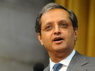 Vikram Pandit delivers a keynote address to the audience assembled in Low Memorial Library.