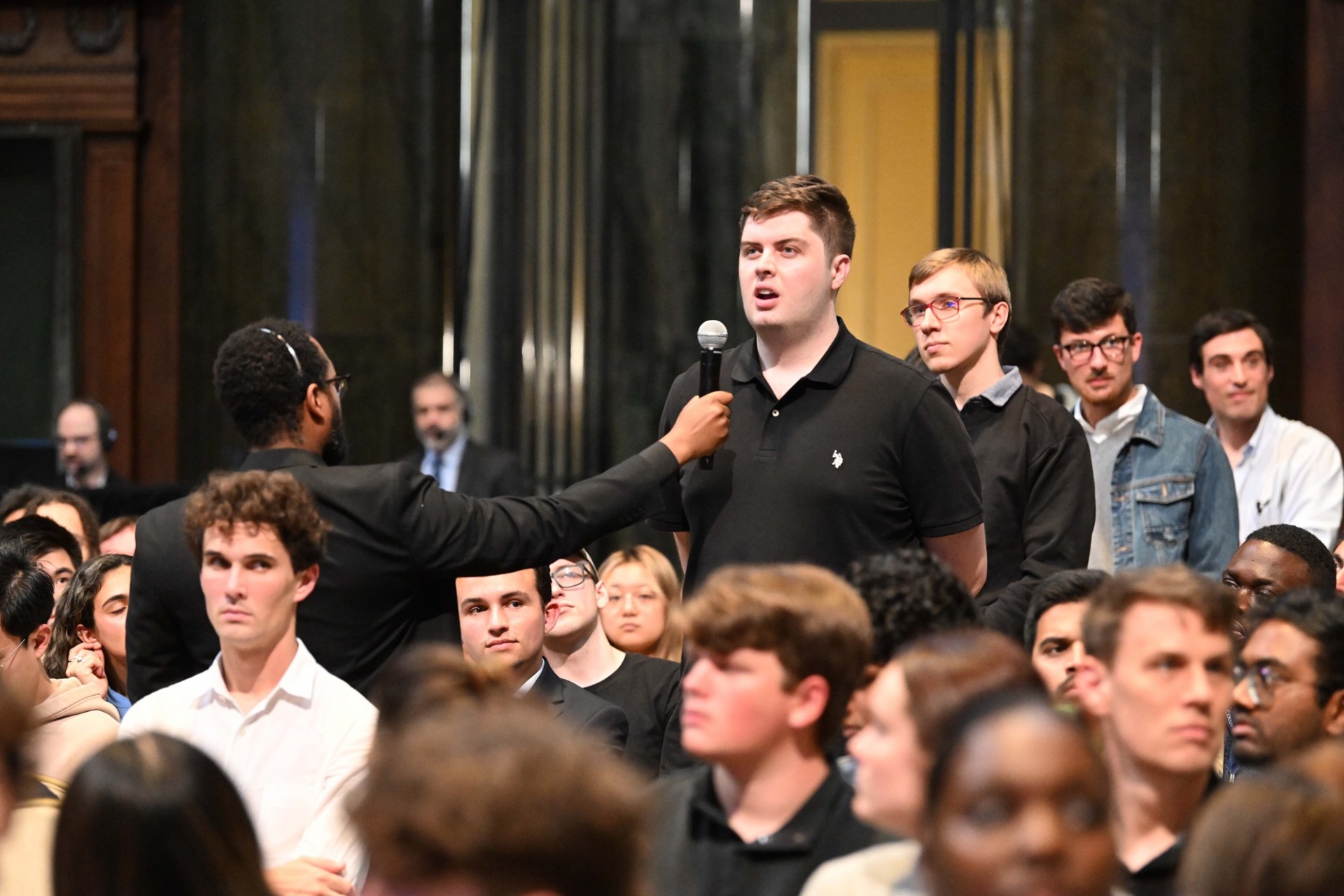 Student asking questions to the Prime Minister of Norway.