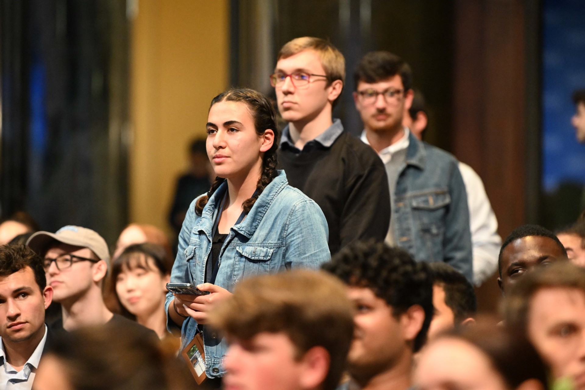 Student asking questions to the Prime Minister of Norway.