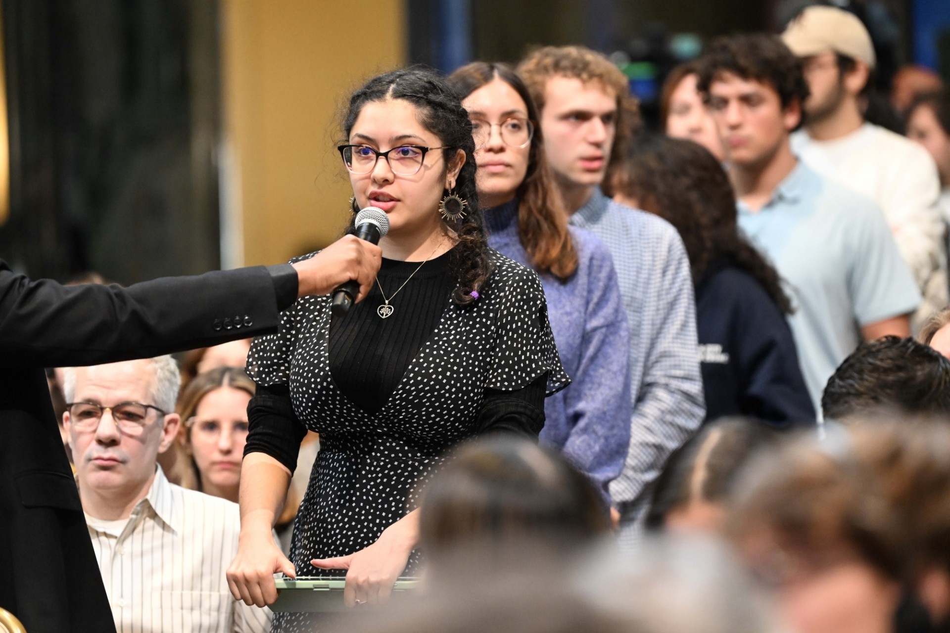 Student asking questions to the President of Chile.