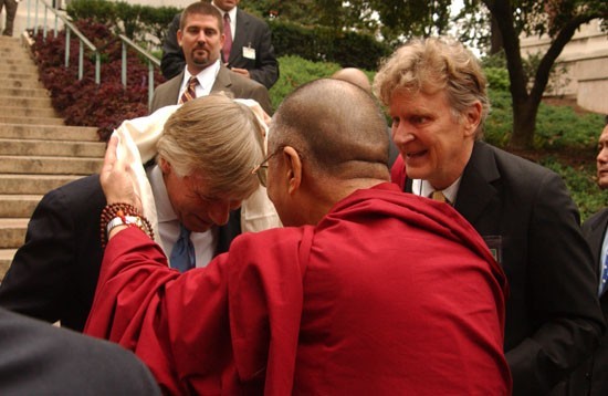 The Dalai Lama presents President Bollinger with a scarf.