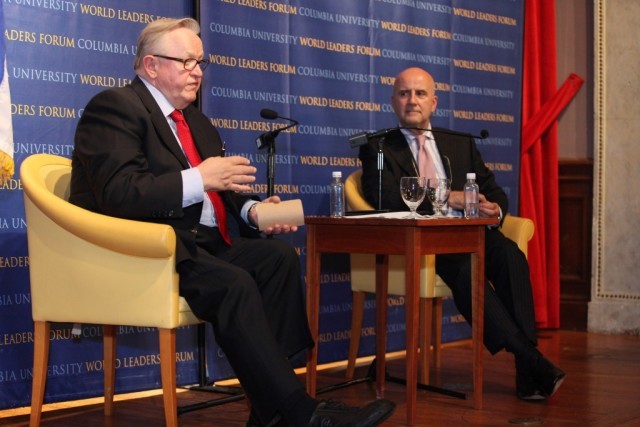 Former President and Nobel Laureate Ahtisaari responds to a question from the audience.