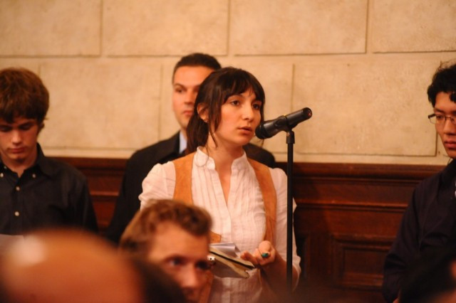 A member of the audience asks a question of Prime Minister Erdoğan. 