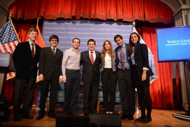 Following his address, His Excellency Horacio Cartes greets and talks with Paraguayan students.