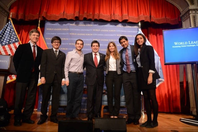 Following his address, His Excellency Horacio Cartes greets and talks with Paraguayan students.