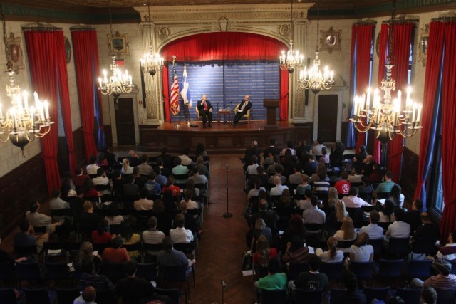 Audience members listen to a conversation between Martti Ahtisaari and Alvaro de Soto.