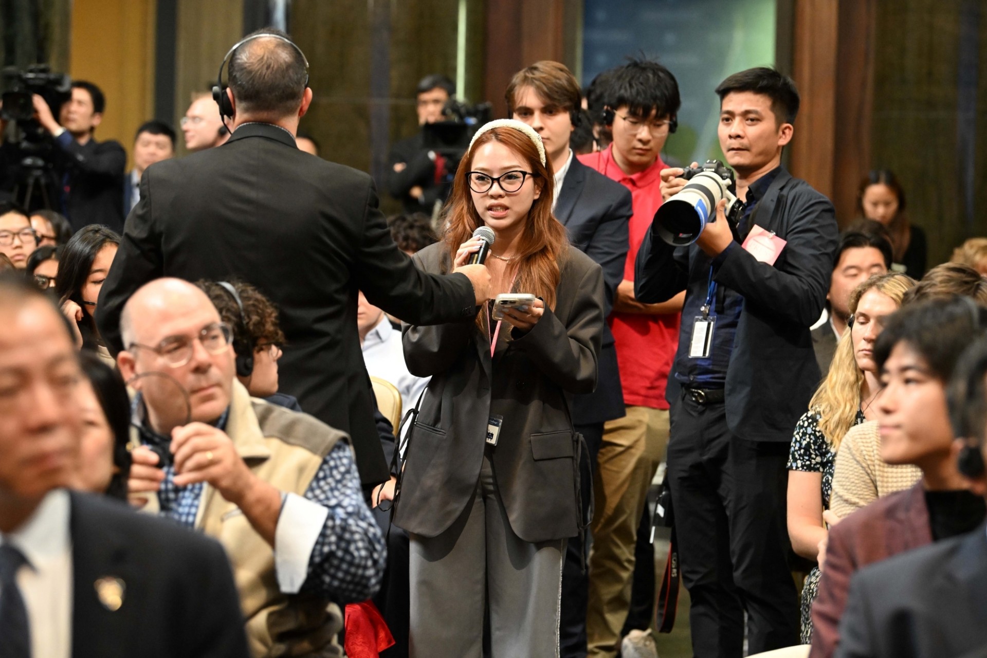 Student asking questions to the General Secretary, President of Viet Nam.