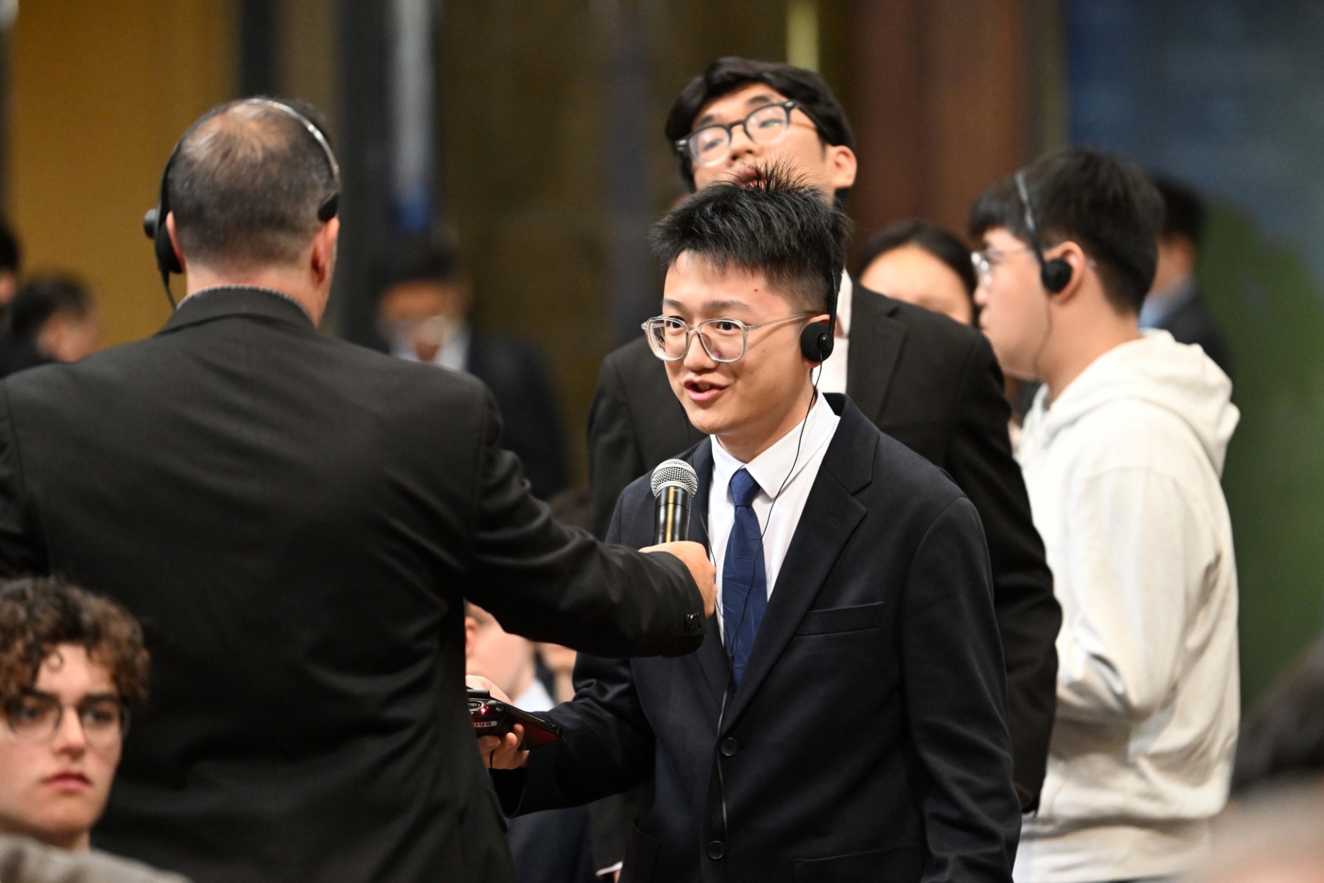 Student asking questions to the General Secretary, President of Viet Nam.