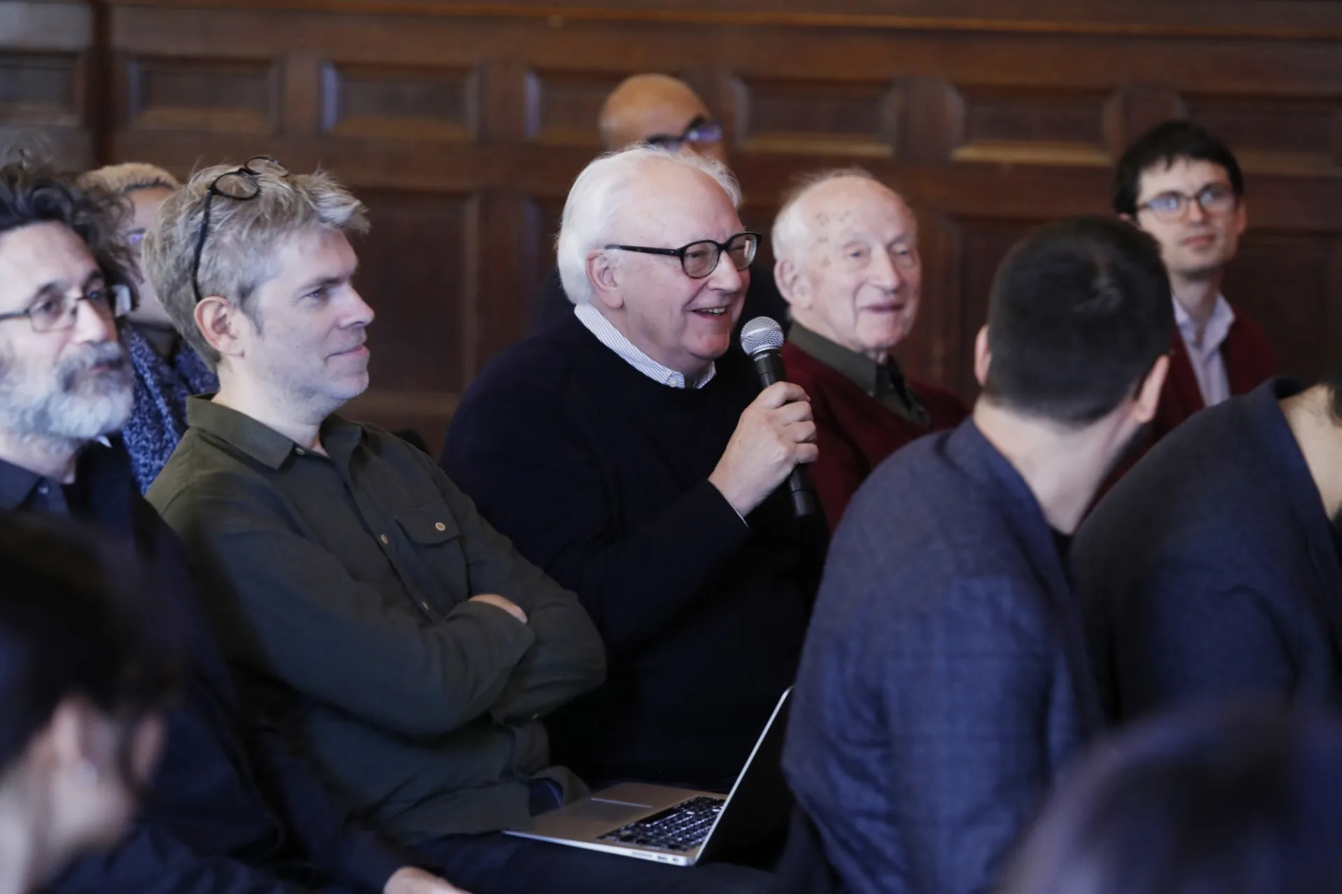 Columbia University students line up to ask Ashis Nandy questions during the question and answer session.