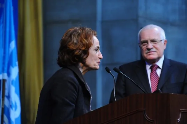 Columbia University professor Victoria de Grazia moderates a question and answer session following President Klaus’s lecture.