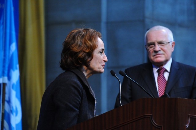 Columbia University professor Victoria de Grazia moderates a question and answer session following President Klaus’s lecture.
