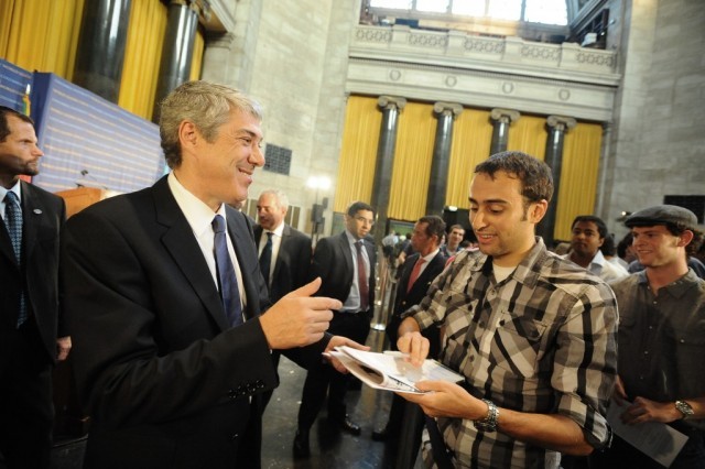 Following his address, Prime Minister Sócrates greets and talks with students.
