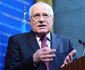 President Klaus responds to a question from the audience.  