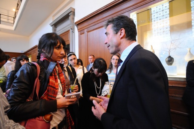 Prime Minister Rasmussen answers questions from students after the lecture.
