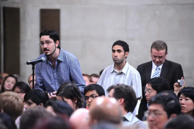 Students pose questions to Prime Minister Abhisit.